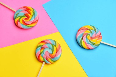 Renkli arka planda lezzetli lolipoplar