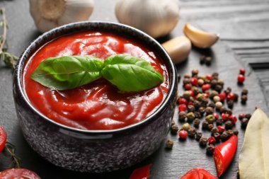 Masada domates soslu kase.