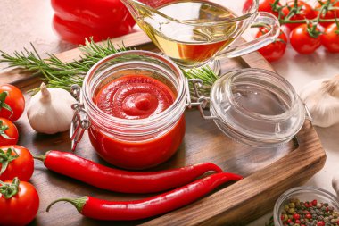 Masadaki malzemelerle domates sosu.