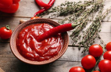 Masada domates soslu kase.