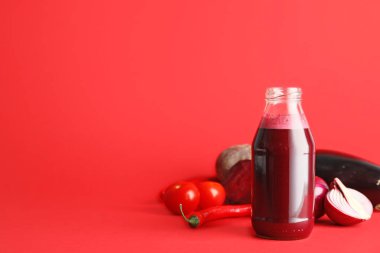 Renkli bir şişe taze sebze suyu.