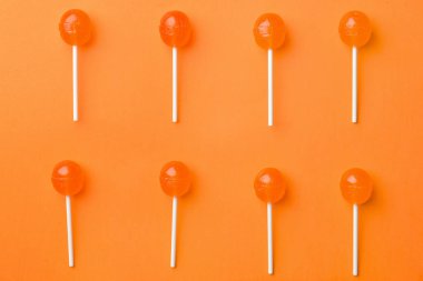 Renkli arka planda lezzetli lolipoplar