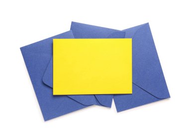 Beyaz arkaplanda kağıt zarflar