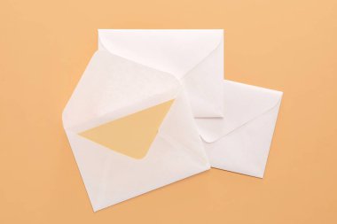 Renk arka plan üzerinde kağıt zarflar