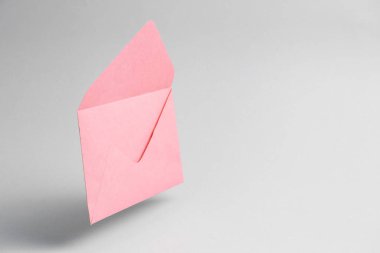 Gri arkaplanda kağıt zarf