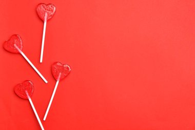 Renkli arka planda lezzetli lolipoplar