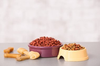 Kase kuru evde beslenen hayvan yiyecek tablo ile