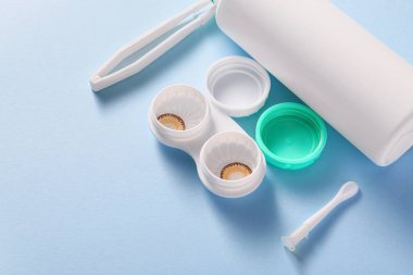 Renk arkaplanında kontak lensli kompozisyon