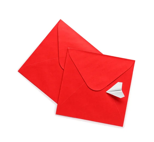 Бумажные конверты на белом фоне — стоковое фото