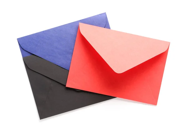 Бумажные конверты на белом фоне — стоковое фото