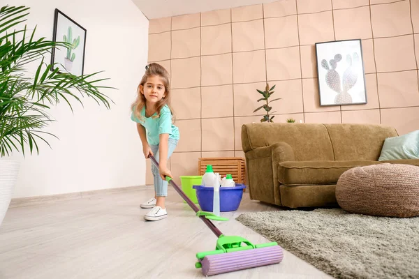 Piccola casalinga pulizia pavimento a casa — Foto Stock