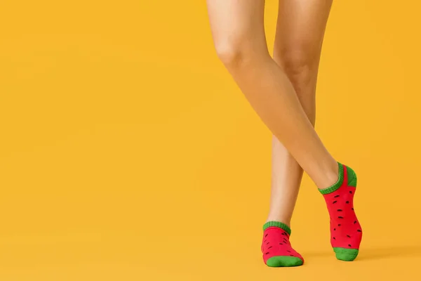 Pernas de mulher jovem em meias em fundo de cor — Fotografia de Stock