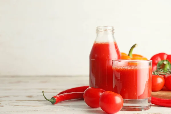 Glas und Flasche frischer Gemüsesaft auf dem Tisch — Stockfoto