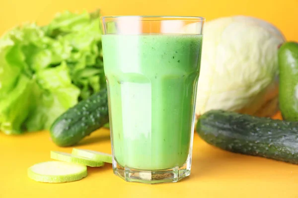 Verre de jus de légumes frais sur fond de couleur — Photo