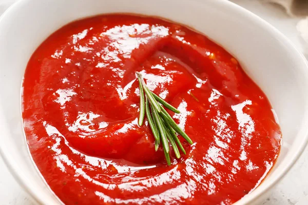 Tigela com molho de tomate, close-up — Fotografia de Stock