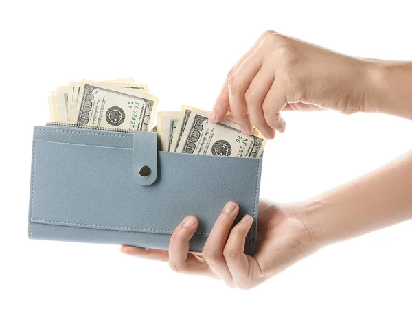 Женские руки с кошельком и деньгами на белом фоне — стоковое фото