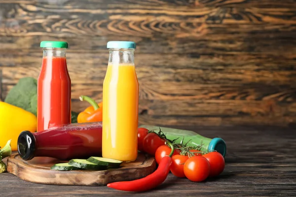 Flaschen mit frischen Gemüsesäften auf dem Tisch — Stockfoto