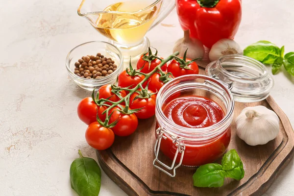 Tomatensauce mit Zutaten auf weißem Hintergrund — Stockfoto