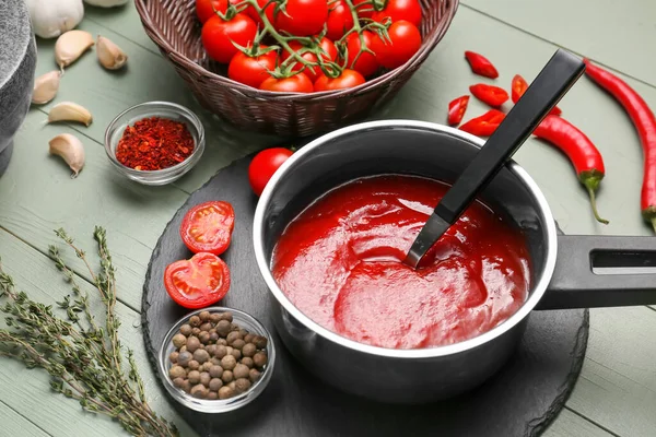 Topf mit Tomatensauce auf dem Tisch — Stockfoto