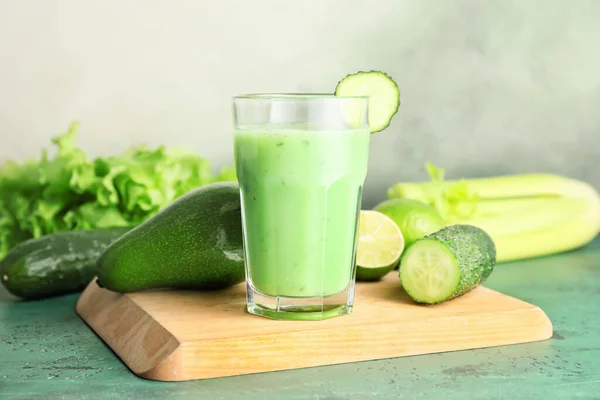 Glass of fresh vegetable juice on table — Stock Photo, Image