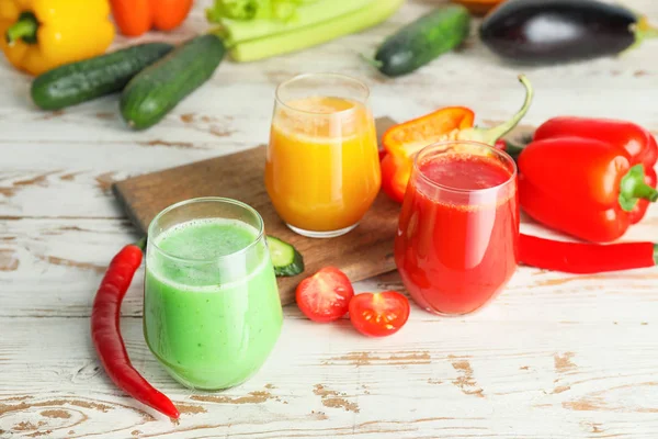 Glasses of fresh vegetable juices on white table — Stock Photo, Image