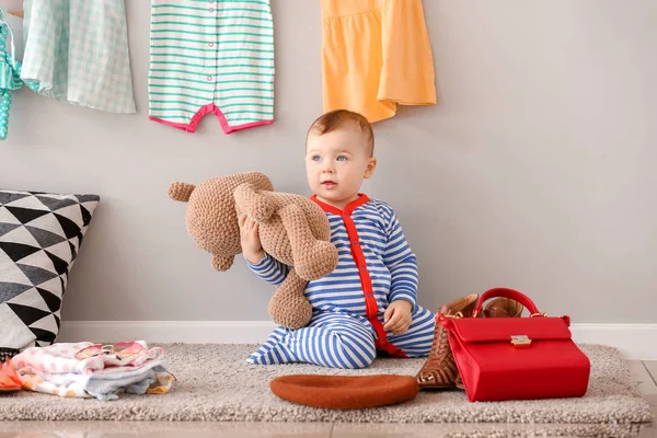 Lindo bebé con ropa elegante, accesorios y juguetes en casa —  Fotos de Stock