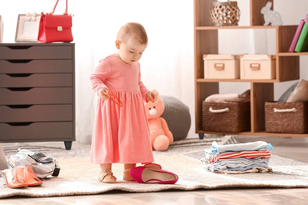 Schattig babymeisje met stijlvolle kleding en accessoires thuis — Stockfoto