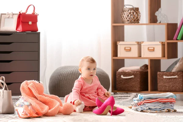 Schattig babymeisje met stijlvolle kleding en accessoires thuis — Stockfoto