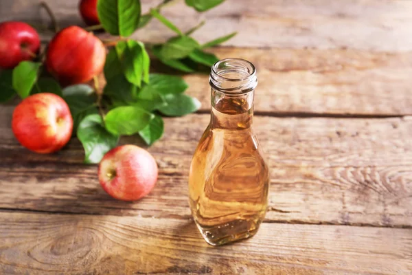 Botella de vinagre de manzana en la mesa — Foto de Stock