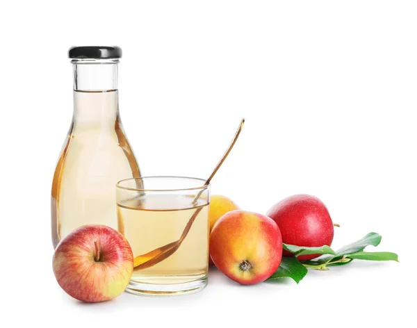 Vinagre de sidra de manzana sobre fondo blanco — Foto de Stock