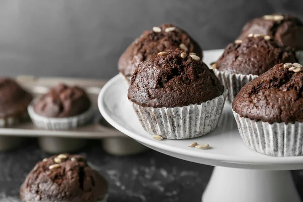 Stand da dessert con gustosi muffin al cioccolato, primo piano — Foto Stock