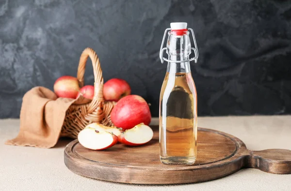 Bottle of apple cider vinegar on table — Stock Photo, Image