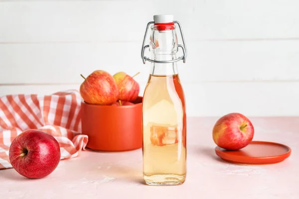 Botol sari apel cuka di atas meja — Stok Foto