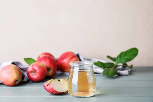 Jar of apple cider vinegar on table — Stock Photo, Image