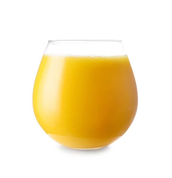 Glas färsk apelsinjuice på vit bakgrund — Stockfoto
