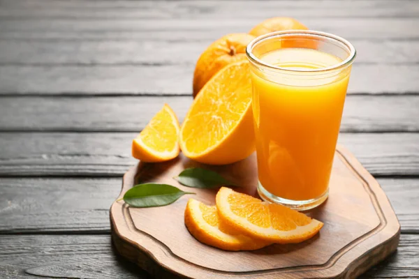 Ποτήρι φρέσκου χυμού πορτοκαλιού στο τραπέζι — Φωτογραφία Αρχείου
