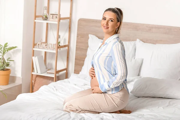 Yatak odasında güzel hamile kadın — Stok fotoğraf