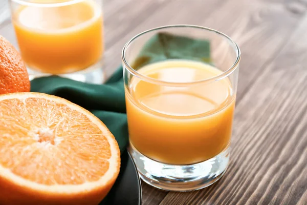 Glass of fresh orange juice on wooden background — Stock Photo, Image