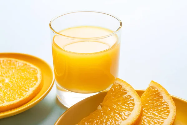 Ποτήρι φρέσκου χυμού πορτοκαλιού και φρούτων στο τραπέζι — Φωτογραφία Αρχείου