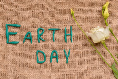 Metin Toprak Günü ve çuval bezinde çiçekler