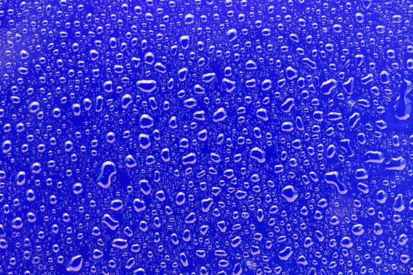 Water druppels op een achtergrond met kleur — Stockfoto