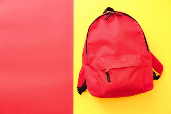 彩色背景的学校背包 — 图库照片