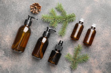 Gri arka planda şişelerde farklı kozmetik ürünler