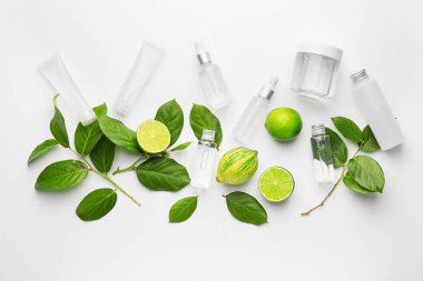 Beyaz arka plan üzerinde farklı kozmetik ürünleri