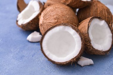 Renkli arkaplanda olgun hindistan cevizleri