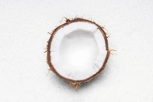 一半成熟的椰子在轻的背景 — 图库照片