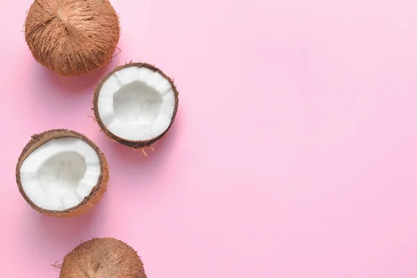 Zralé kokosy na barevném pozadí — Stock fotografie
