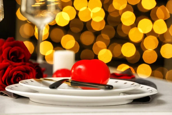 Mooie tafel setting voor Valentijnsdag viering — Stockfoto