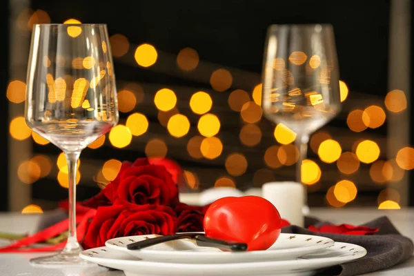 Bella tavola apparecchiata per la festa di San Valentino — Foto Stock