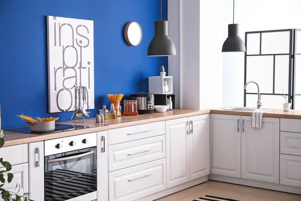 Intérieur de la cuisine moderne avec mur bleu — Photo